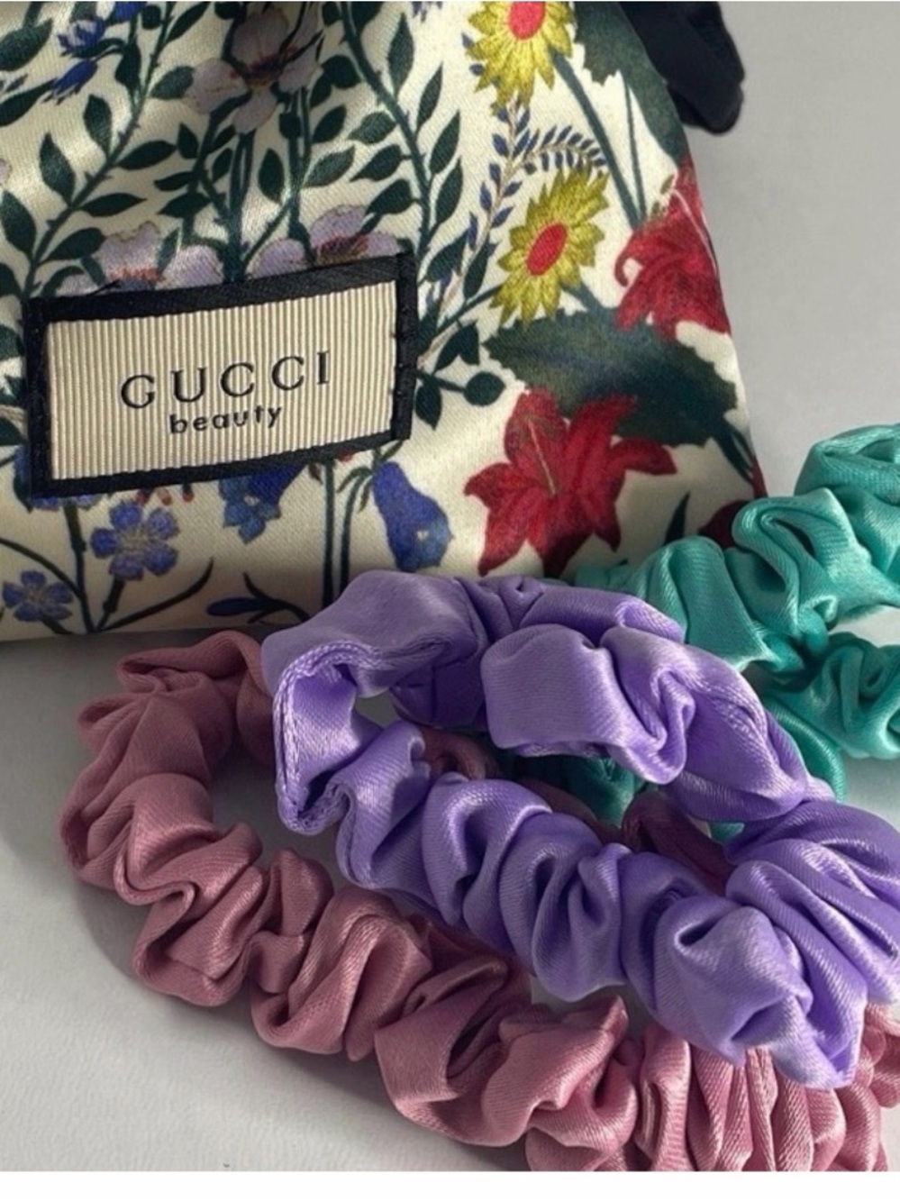 GWP-Gucci Floral Drawstring Pouch w 3 Colorful Scuncies